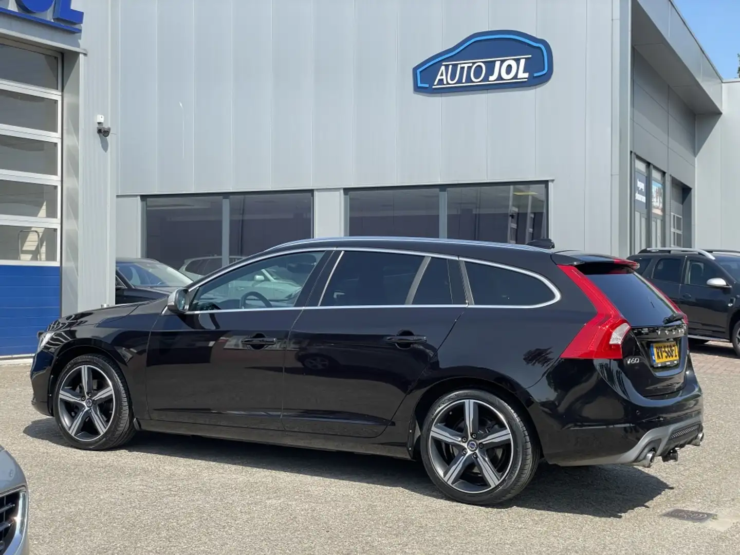 Volvo V60 2.0 T4 Bus. Sport | trekhaak | dakraam | navi Zwart - 2