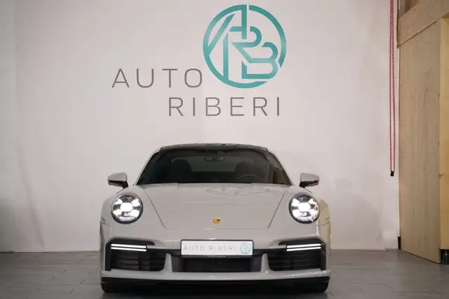 Porsche 911 view 7