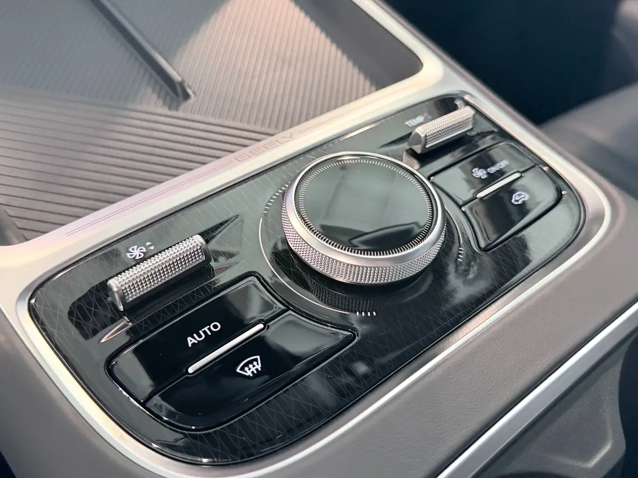 Geely Starray EM-i 2026 — фото 10