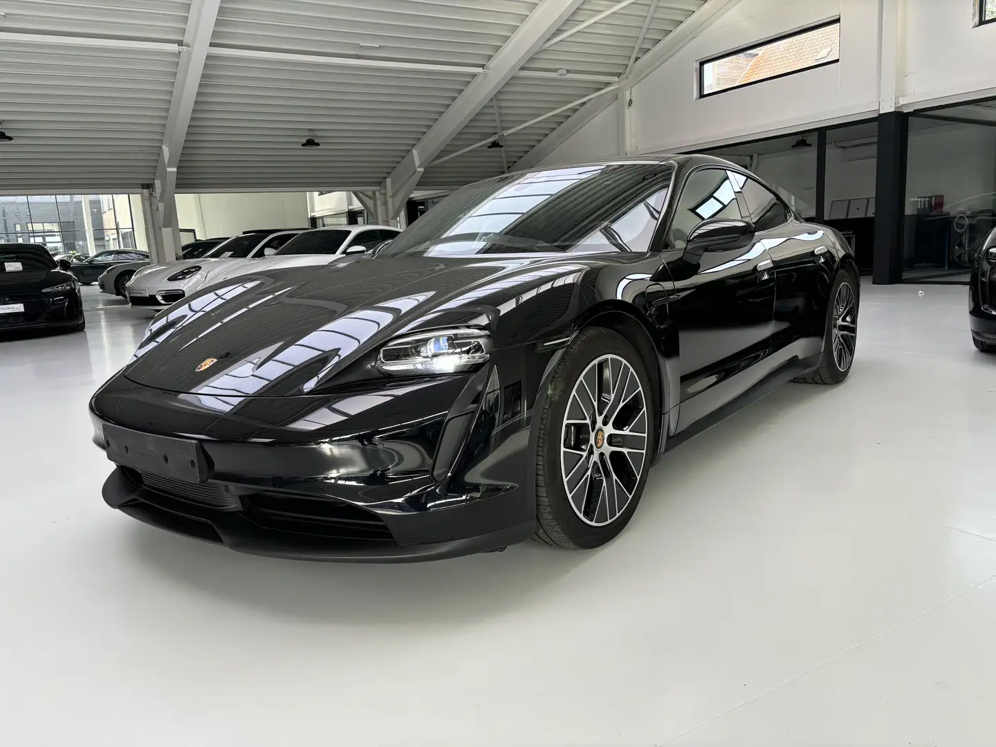 Porsche Taycan 93.4 kWh warmtepomp performance batterij plus ! Zwart - 1