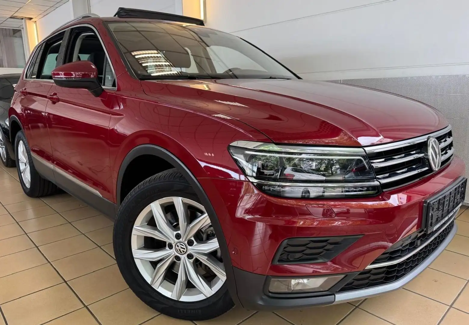 Volkswagen Tiguan Highline 4Motion LED HuD Kamera Pano ACC Digital Rouge - 1
