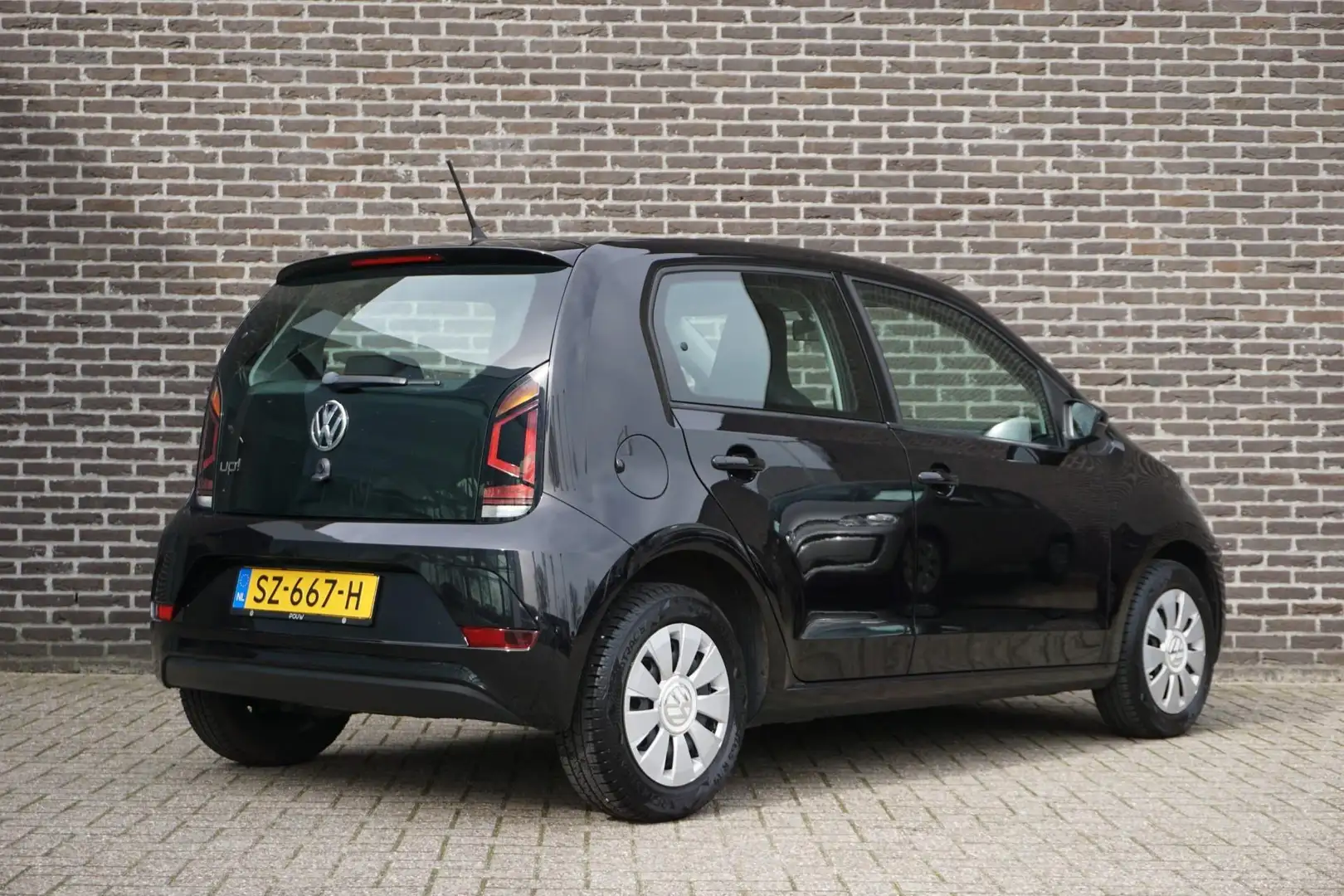 Volkswagen up! 1.0 60pk Move up! | Navigatie | Climatronic | Exec Zwart - 2