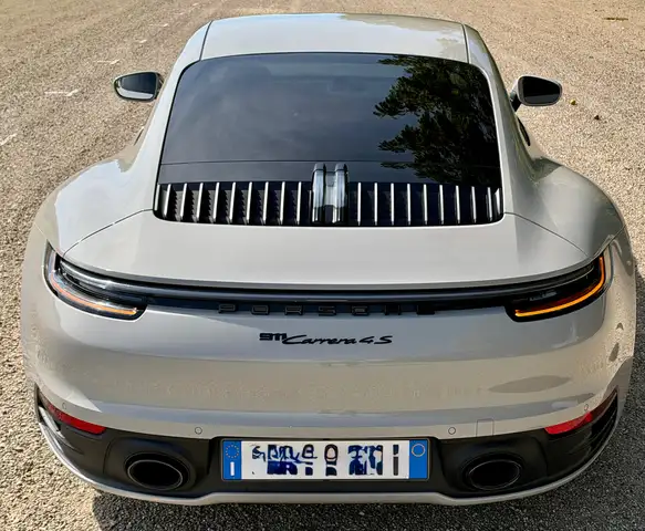 Porsche 911 view 4