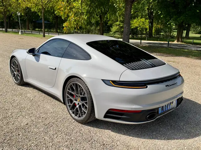 Porsche 911 view 7
