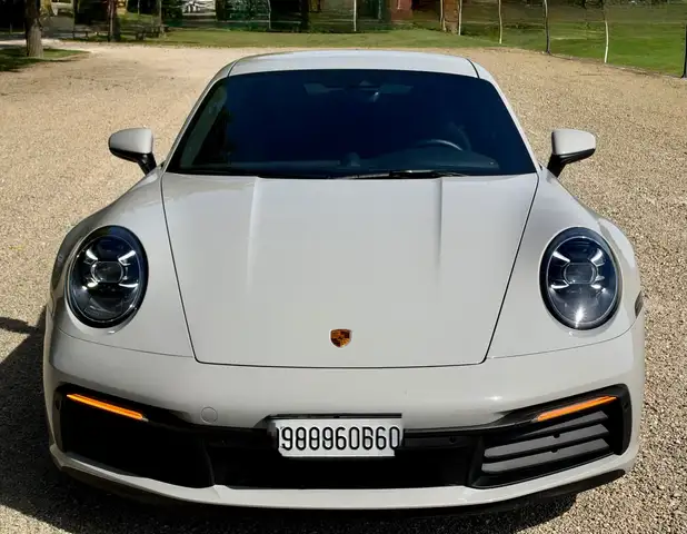 Porsche 911 view 3