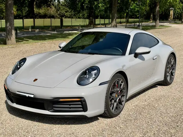 Porsche 911 view 5