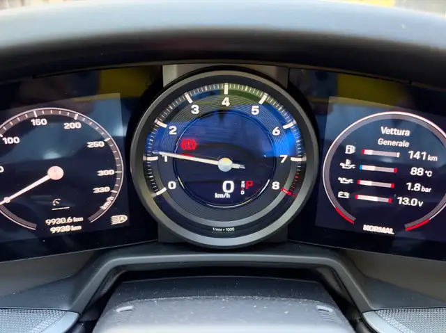 Porsche 911 view 8