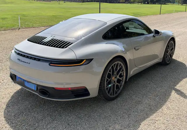 Porsche 911 view 6