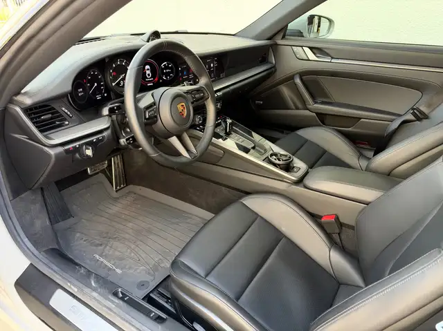 Porsche 911 view 10
