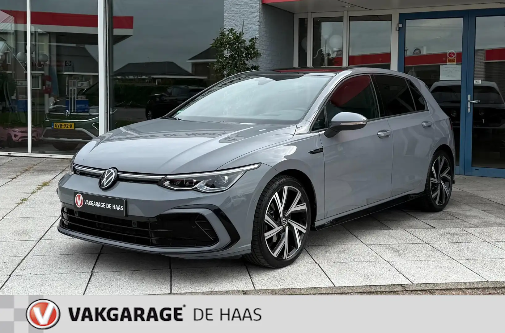 Volkswagen Golf 1.5 eTSI R-Line Business Grijs - 1