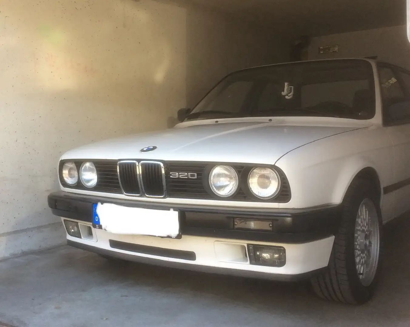 BMW 320 320i bijela - 1
