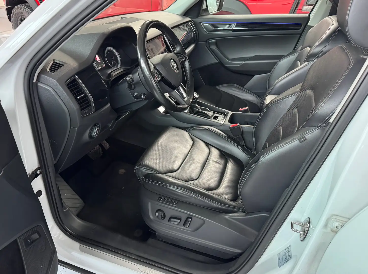 Skoda Kodiaq 2.0 TDI SCR 4x4 Aut. *7-Sitze*Voll*AHK*LED* Weiß - 2