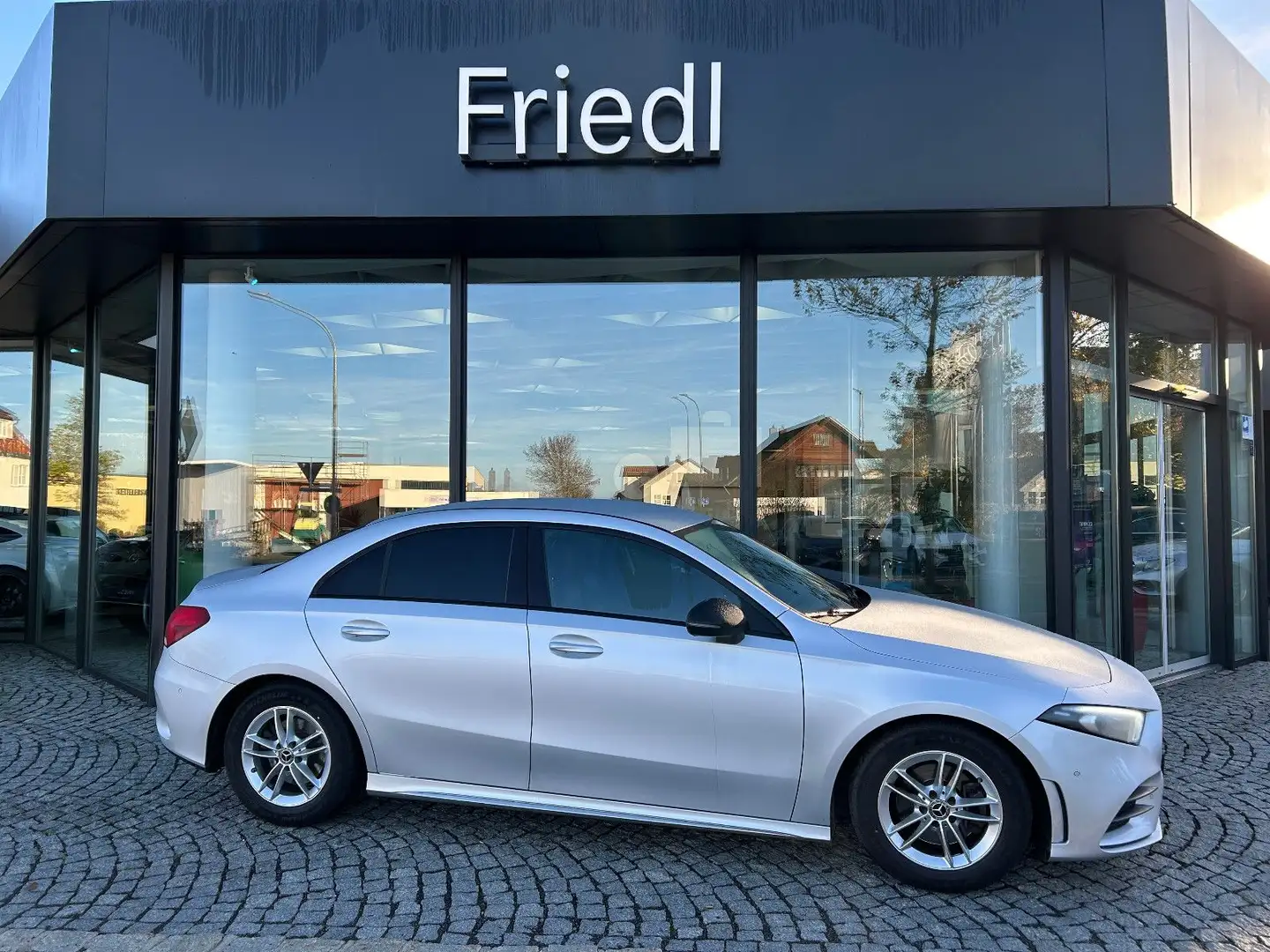 Mercedes-Benz A 200 Lim. AMG, LED, Night, Kamera Silber - 2