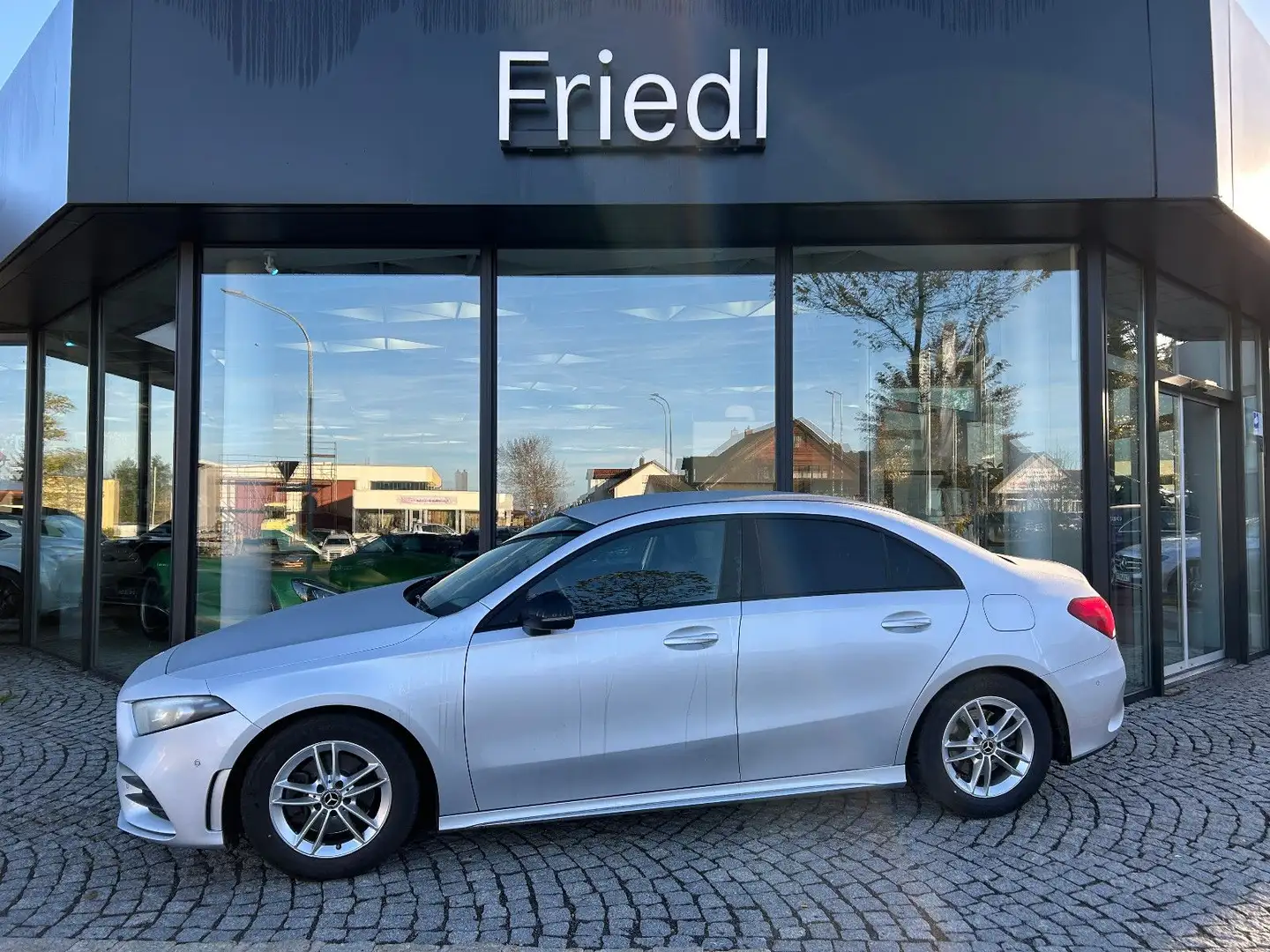 Mercedes-Benz A 200 Lim. AMG, LED, Night, Kamera Silber - 1