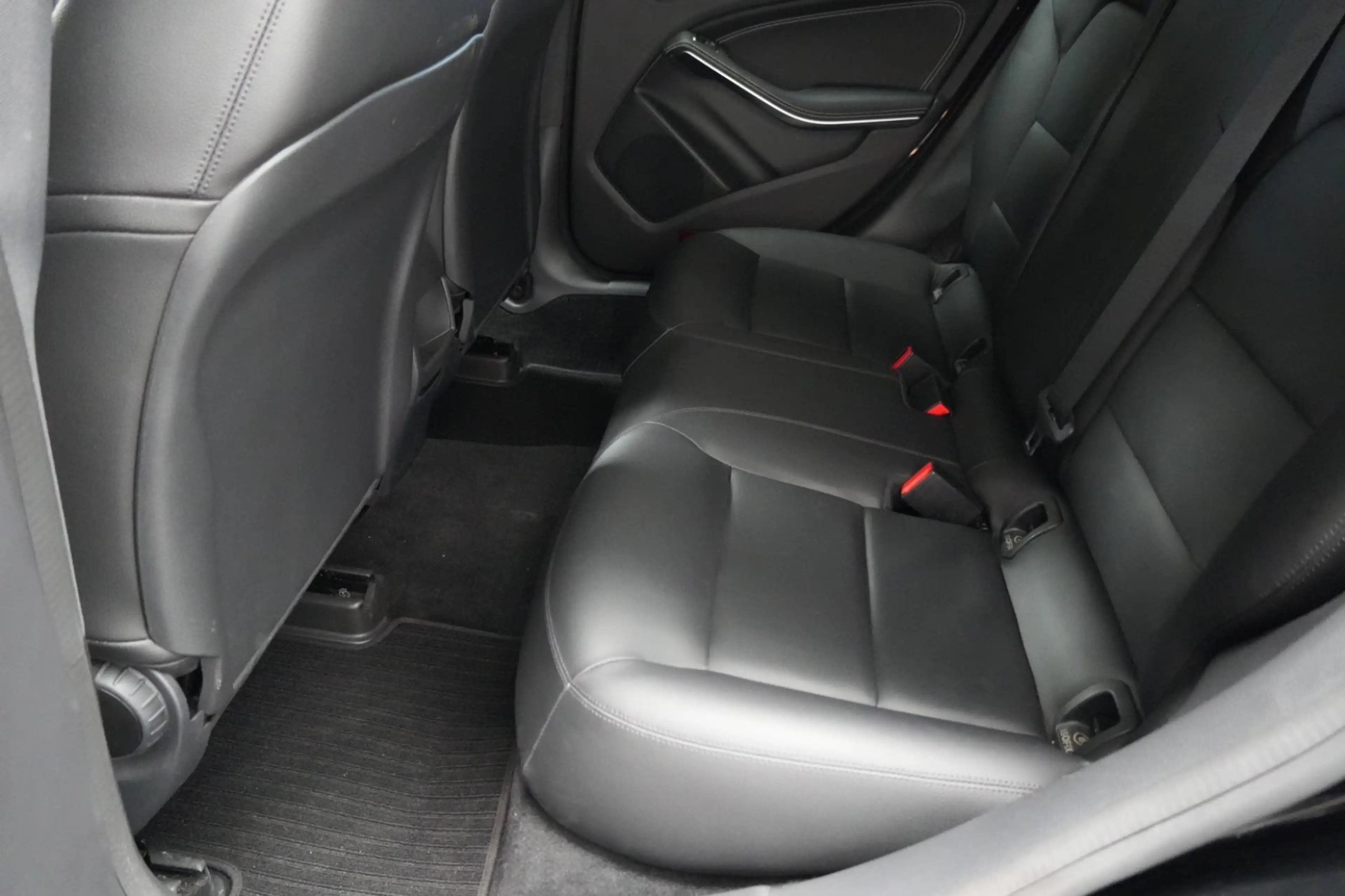 Mercedes-Benz CLA 200 *Bi-Xenon*R-Kam*12 Fach bereift* — photo 14