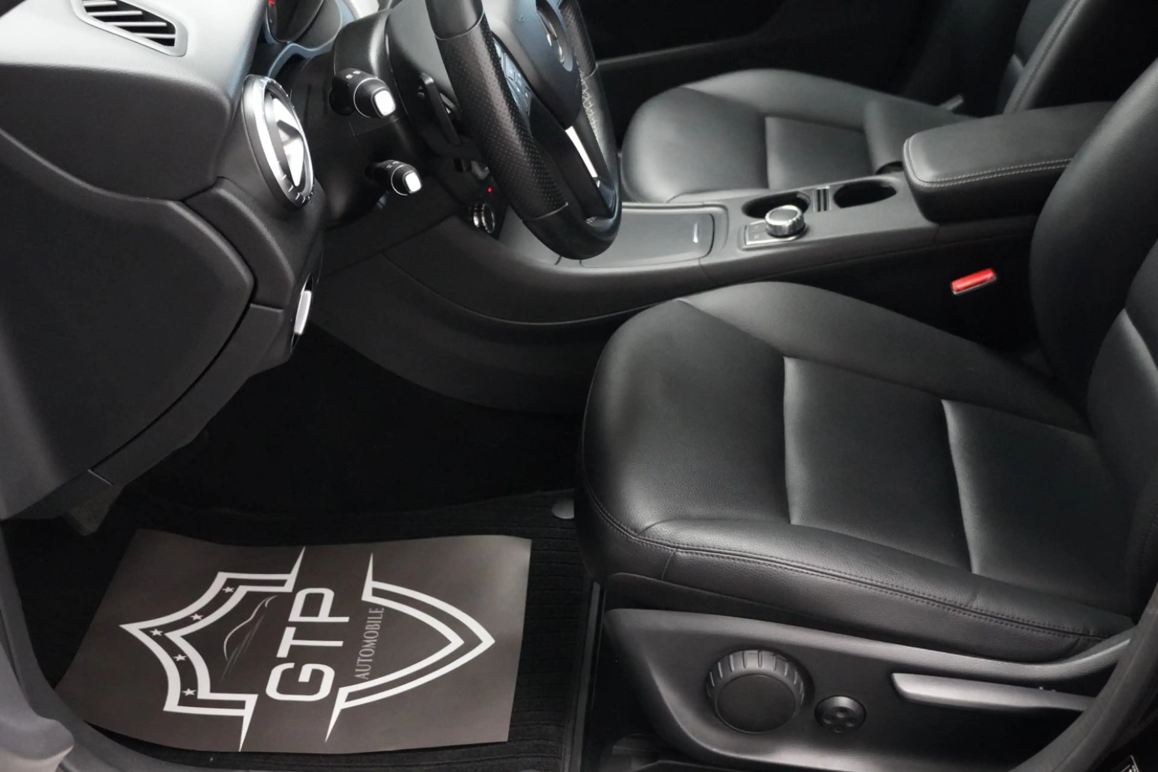 Mercedes-Benz CLA 200 *Bi-Xenon*R-Kam*12 Fach bereift* — photo 12