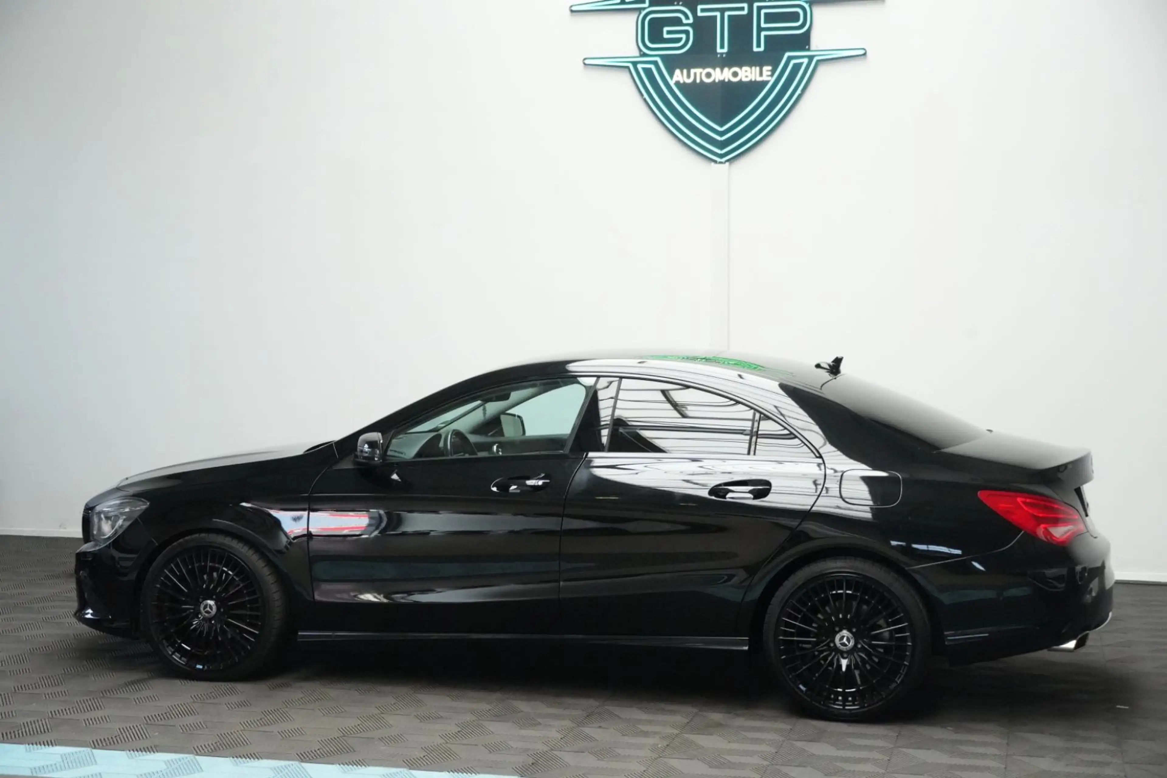 Mercedes-Benz CLA 200 *Bi-Xenon*R-Kam*12 Fach bereift* — photo 10