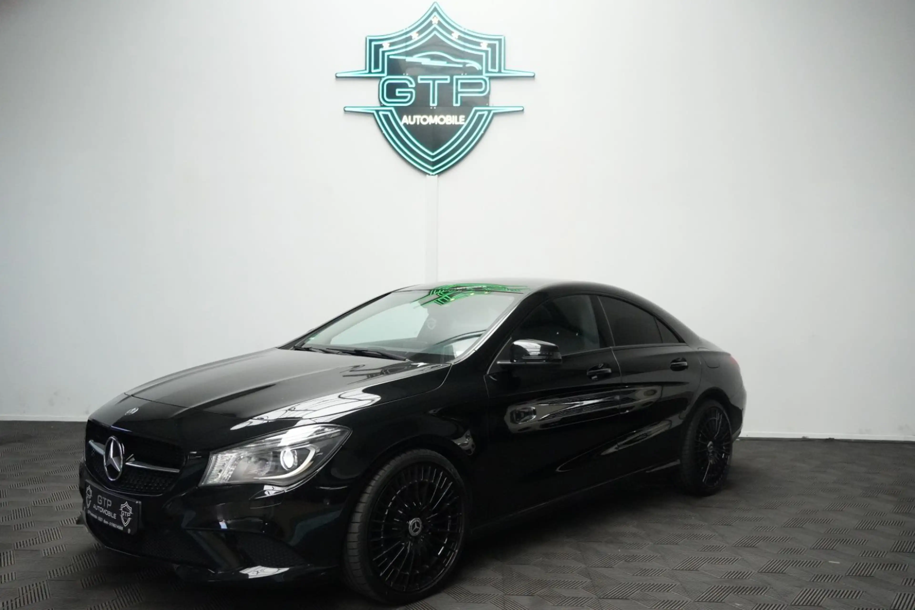 Mercedes-Benz CLA 200 *Bi-Xenon*R-Kam*12 Fach bereift*