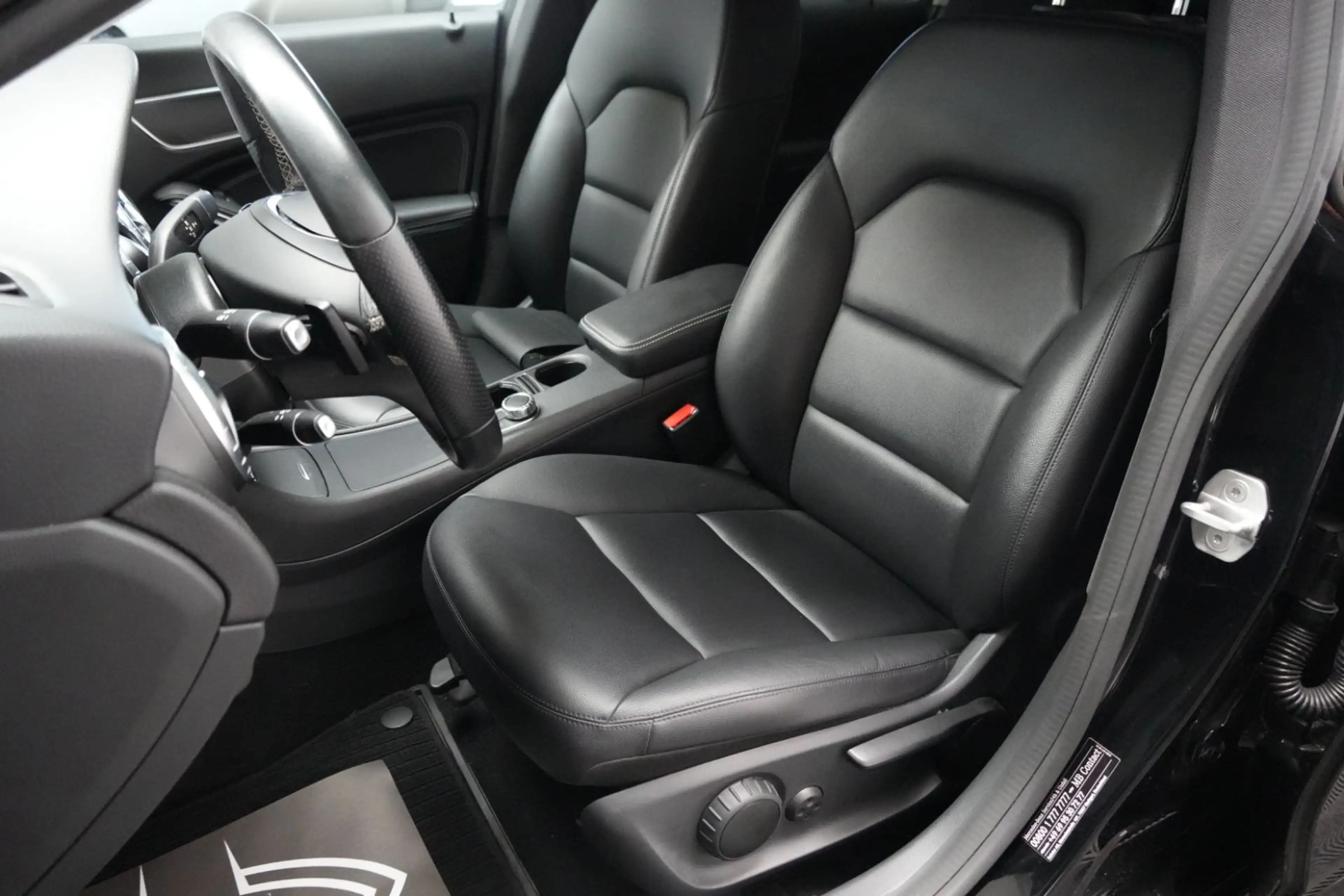 Mercedes-Benz CLA 200 *Bi-Xenon*R-Kam*12 Fach bereift* — photo 11