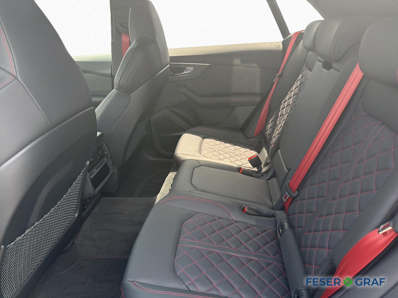 Audi Q8 SUV — photo 12