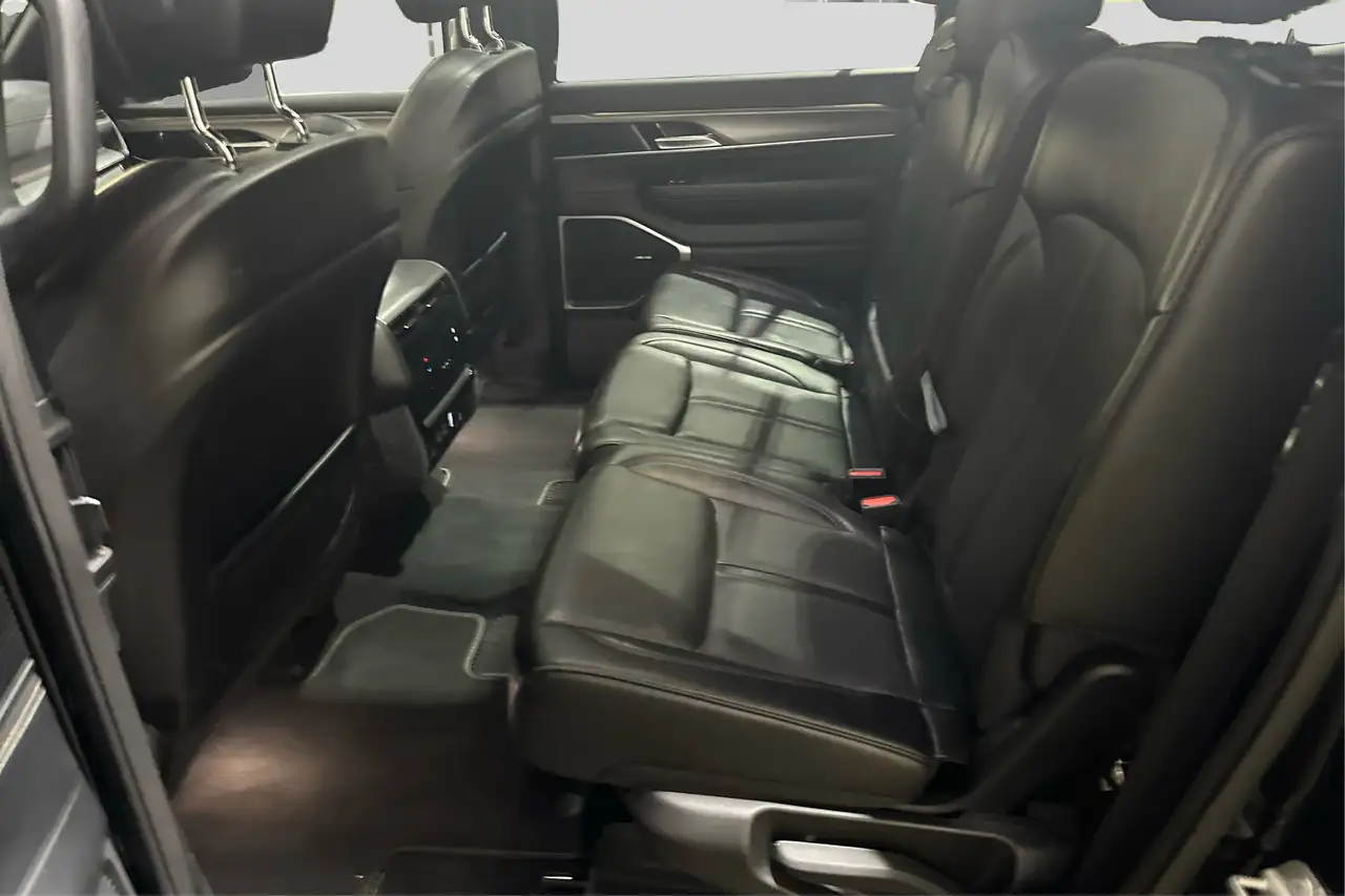 Jeep Wagoneer photo Jeep Wagoneer