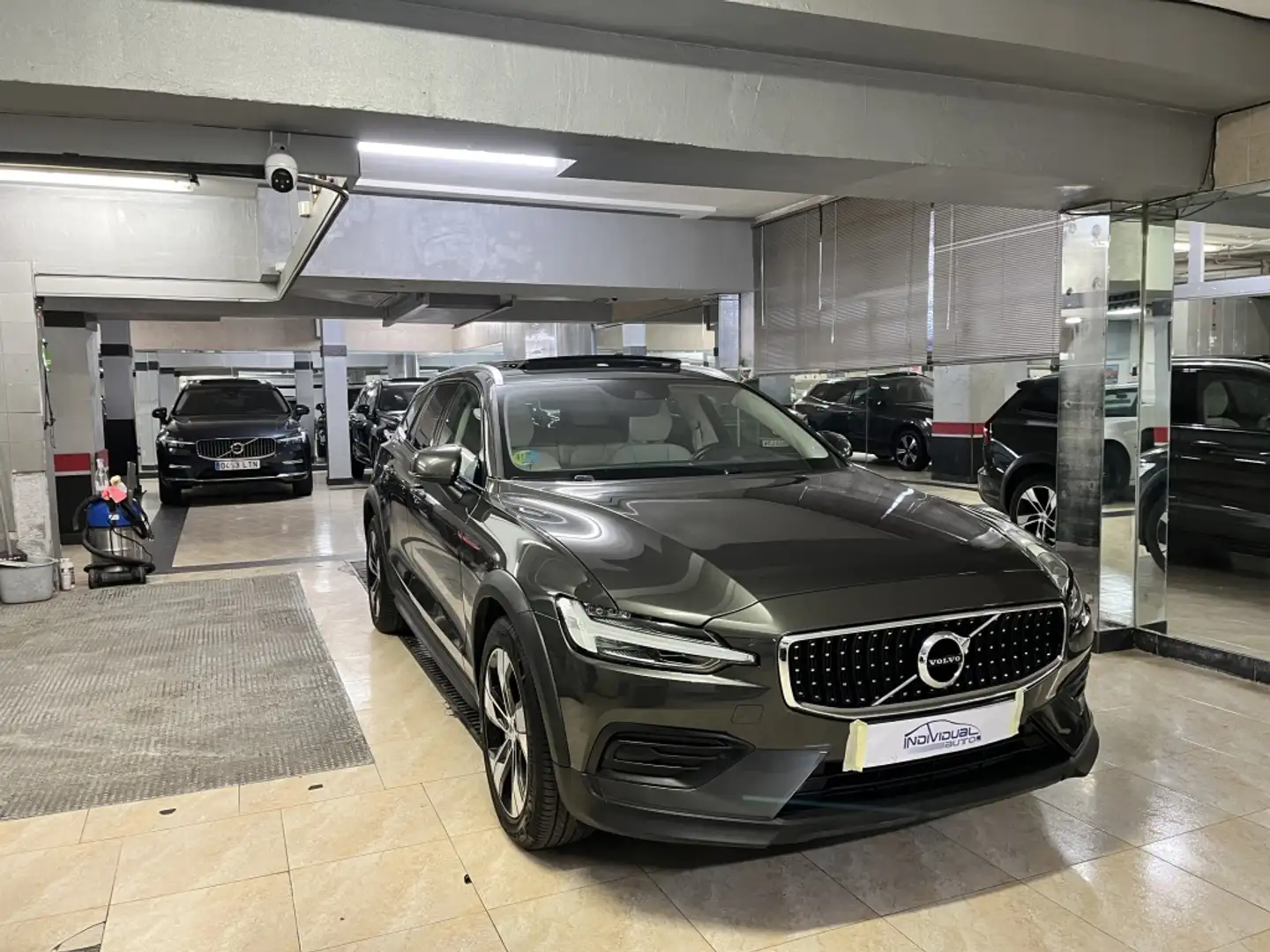 Volvo V60 Cross Country B4 Pro AWD Aut. Gris - 1