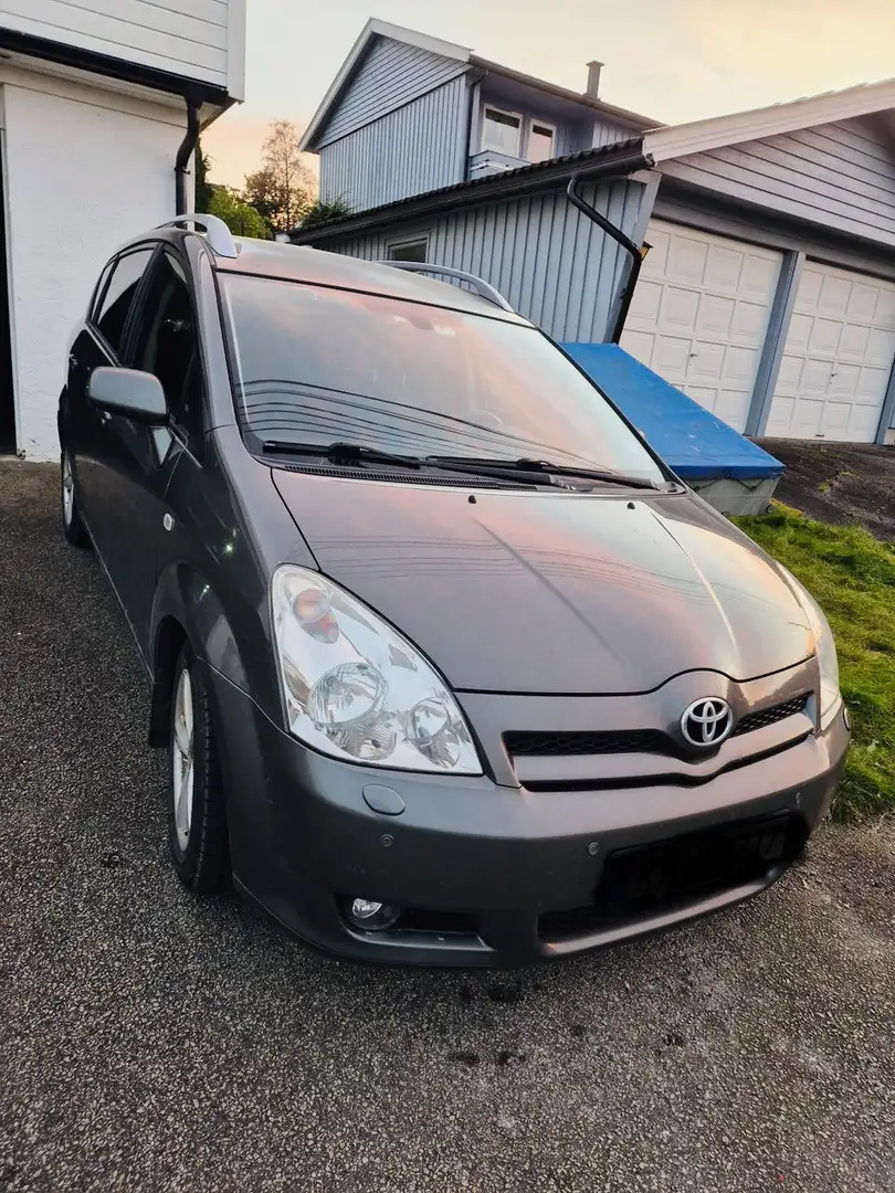 Toyota Corolla Verso 136 D-4D 5pl Linéa Sol Gris - 1