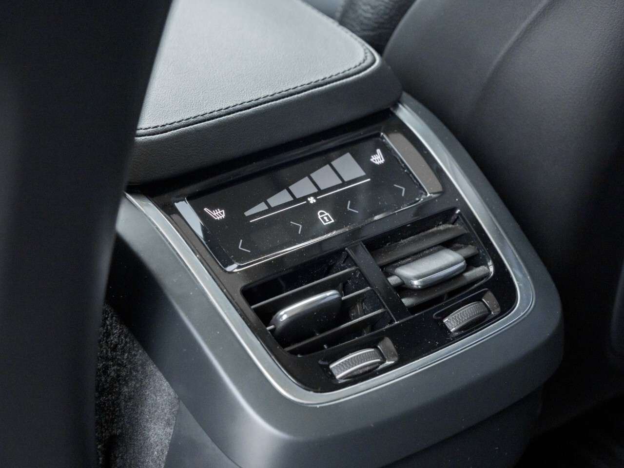 2023 Volvo XC90 B6 AWD Plus Dark Theme 7-Seater thumb 34