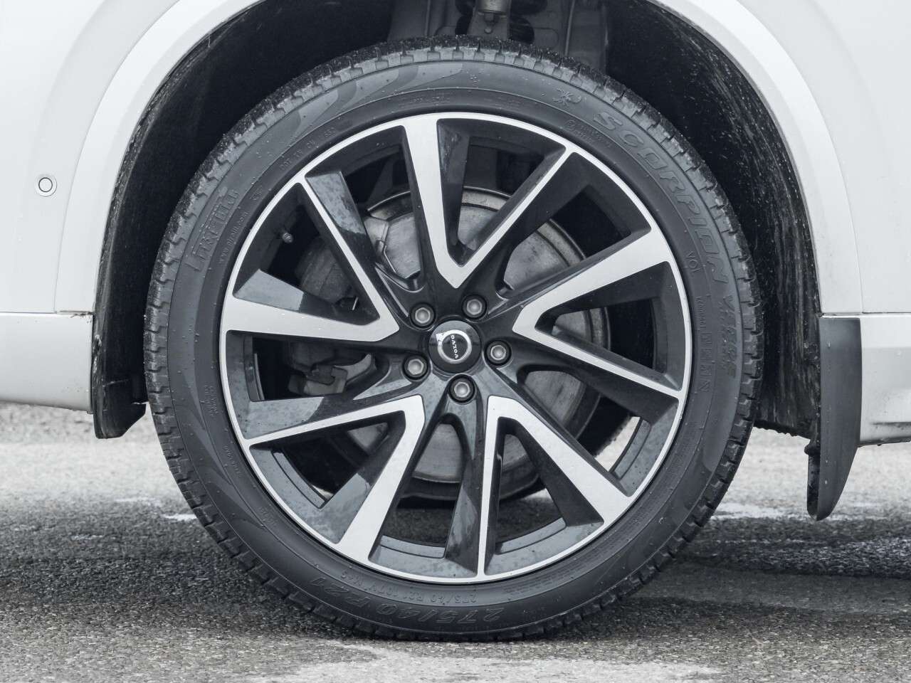 2023 Volvo XC90 B6 AWD Plus Dark Theme 7-Seater thumb 6