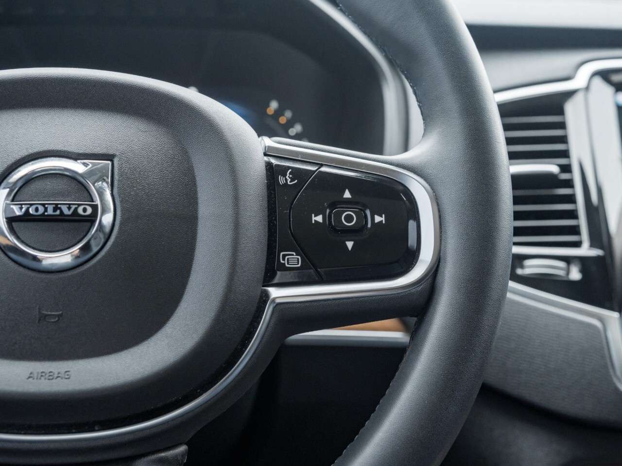 2023 Volvo XC90 B6 AWD Plus Dark Theme 7-Seater thumb 14