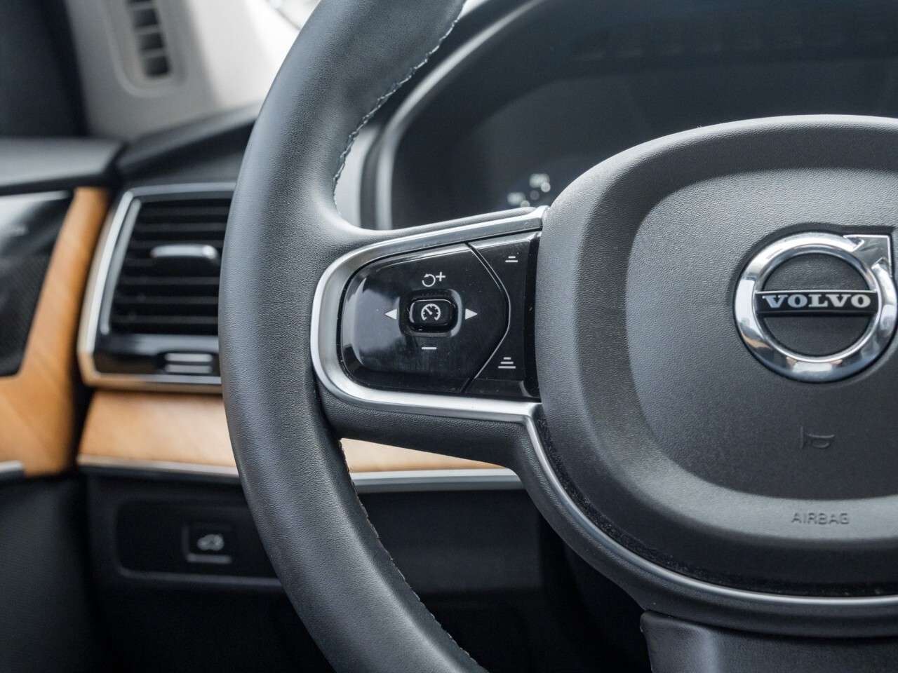 2023 Volvo XC90 B6 AWD Plus Dark Theme 7-Seater thumb 13