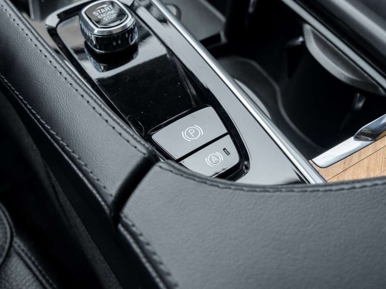 2023 Volvo XC90 B6 AWD Plus Dark Theme 7-Seater thumb 27