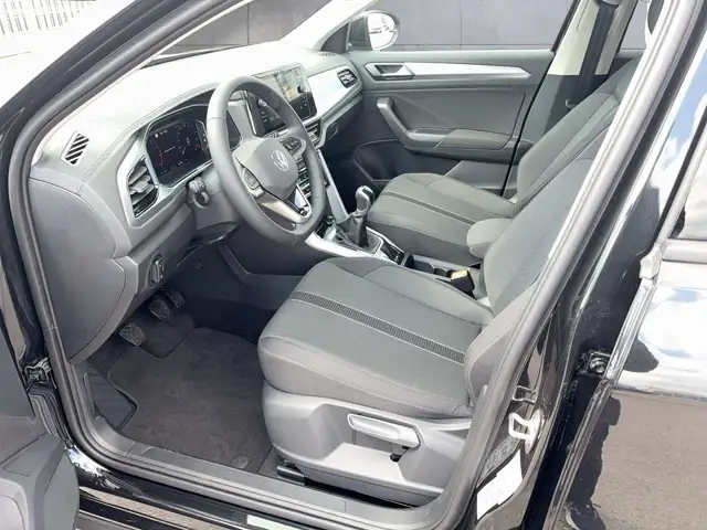 Volkswagen T-Roc view 9