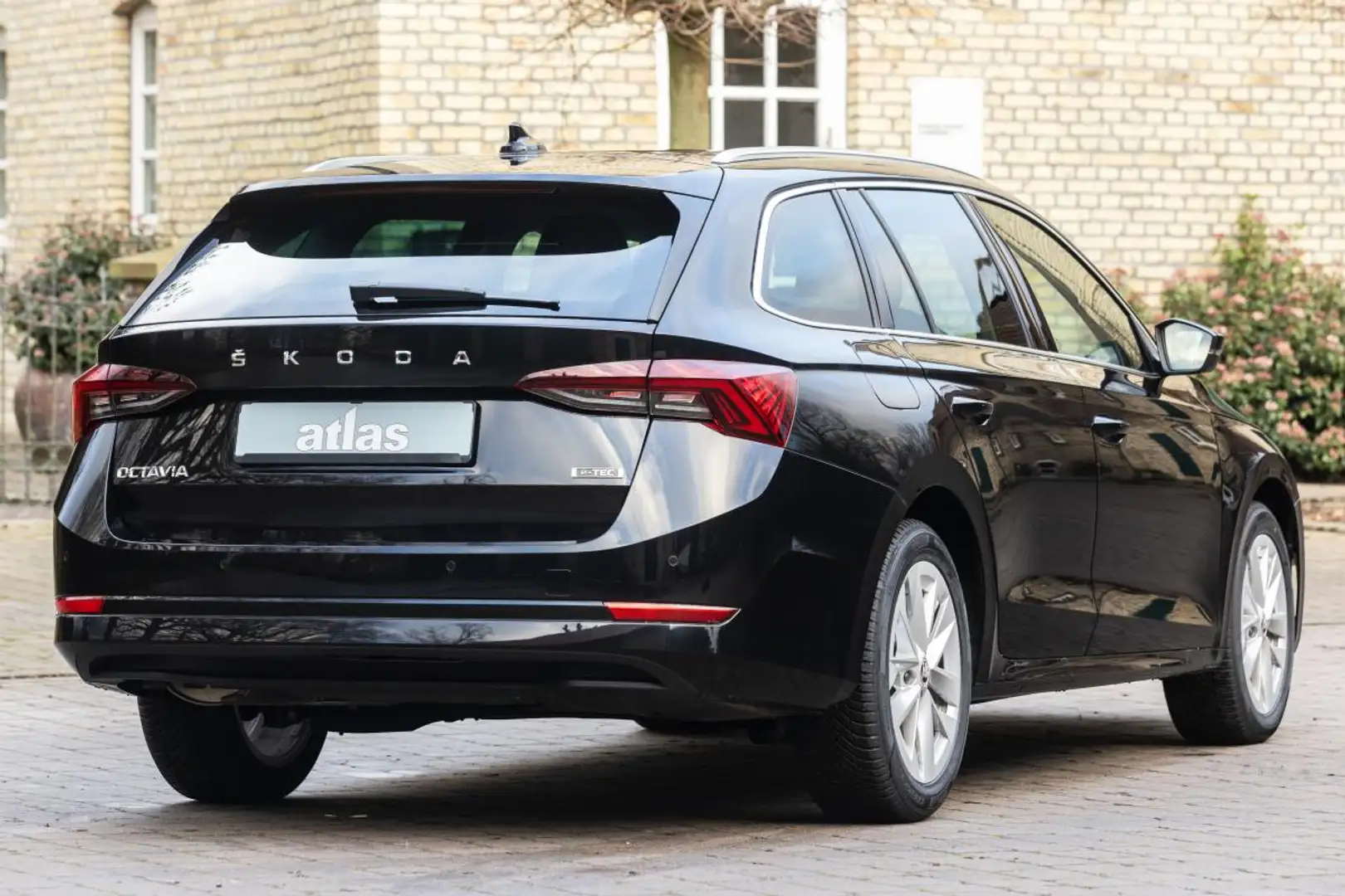 Skoda Octavia Combi Style 1.5 TSI e-TEC DSG • AHK • NAVI • SOFOR Schwarz - 2
