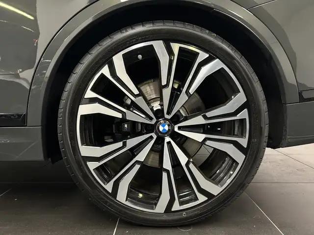 BMW X7 view 6