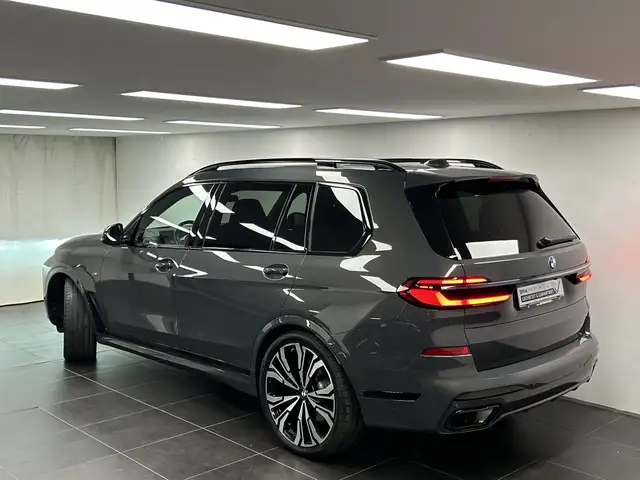BMW X7 view 3