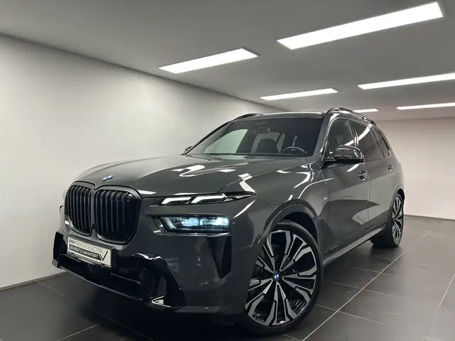BMW X7 view 7