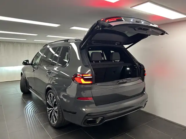 BMW X7 view 11
