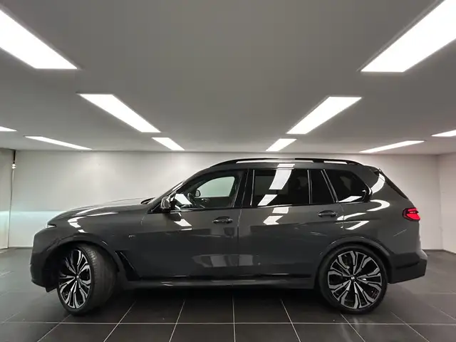 BMW X7 view 2