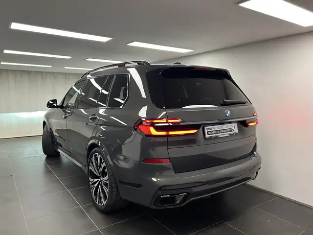 BMW X7 view 10
