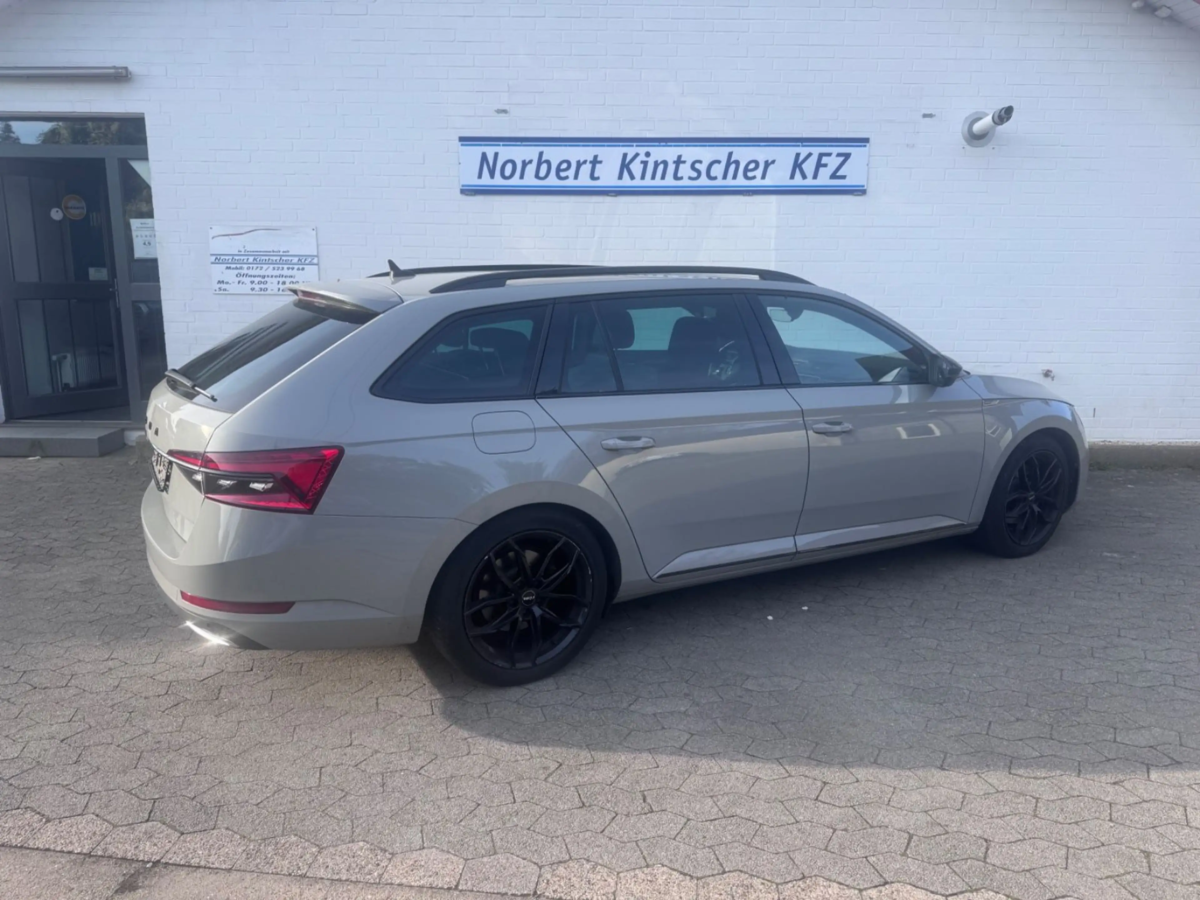 Skoda Superb Combi Sportline Pano Werksgarantie — photo 3