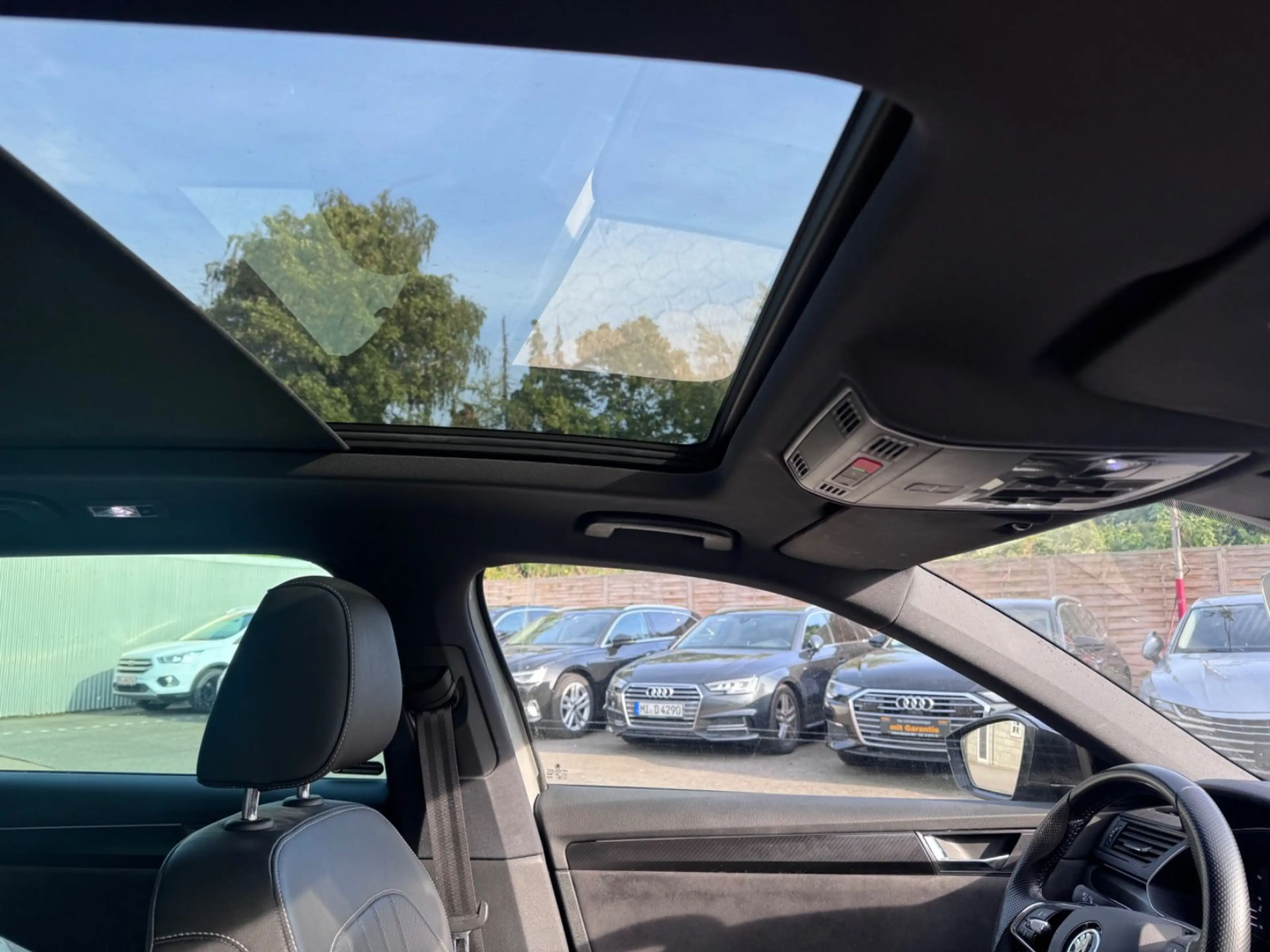 Skoda Superb Combi Sportline Pano Werksgarantie — photo 8