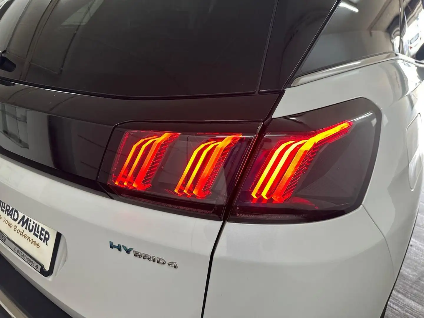 Peugeot 3008 GT Hybrid4 300 Plug-In Allrad+PANO+AHK+NightVison Weiß - 2