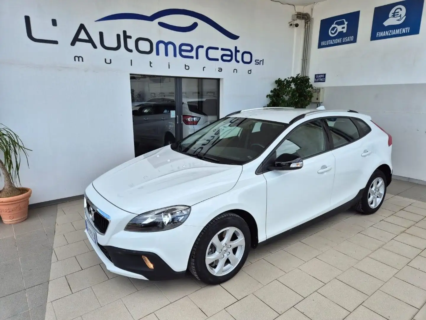 Volvo V40 Cross Country D2 Geartronic Business Plus Blanc - 1