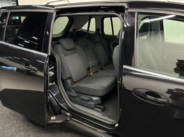 Ford Grand C-Max view 13