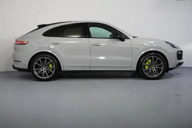 Porsche Cayenne view 3