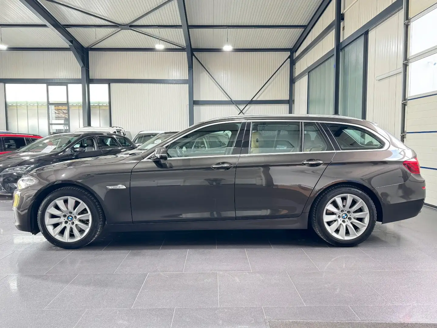 BMW 530 d Touring | AUT | INDIVIDUAL | SHZ | ROLLO Brun - 2