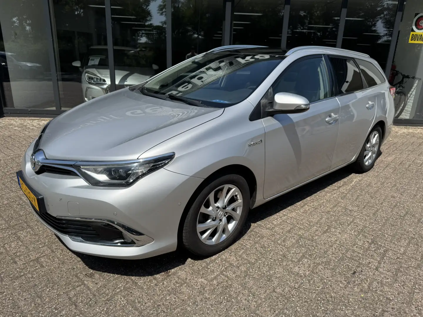 Toyota Auris Touring Sports 1.8 Hybrid Lease pro*Panorama*Navi* Grijs - 2