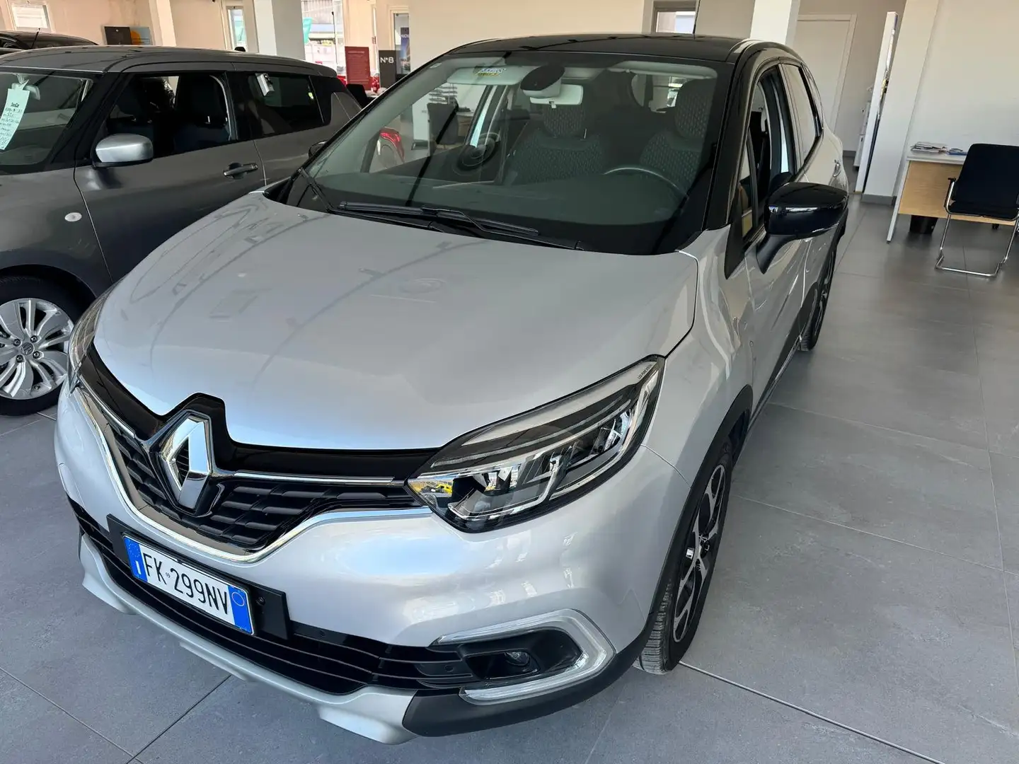 Renault Captur Captur I 2017 1.2 tce Intens 120cv edc Срібний - 1