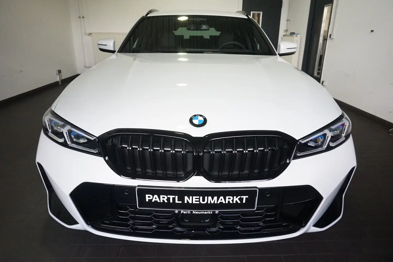 BMW 320 d A M Sport NAVI adapLED AHK HUD ACC RFK Weiß - 2